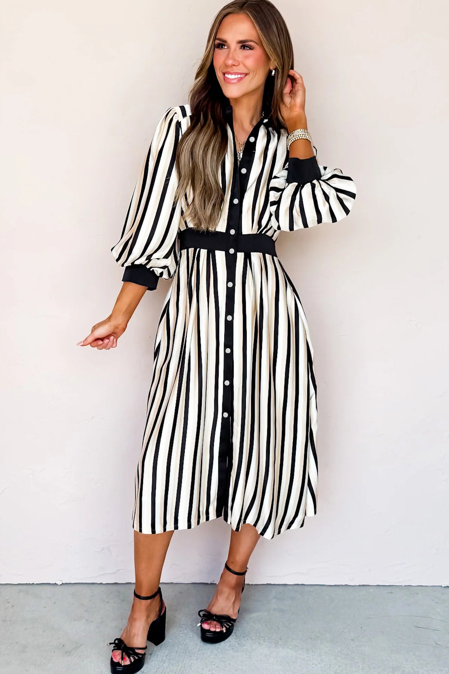 Robe mi-longue boutonnée noire à rayures et manches 3/4 bouffantes