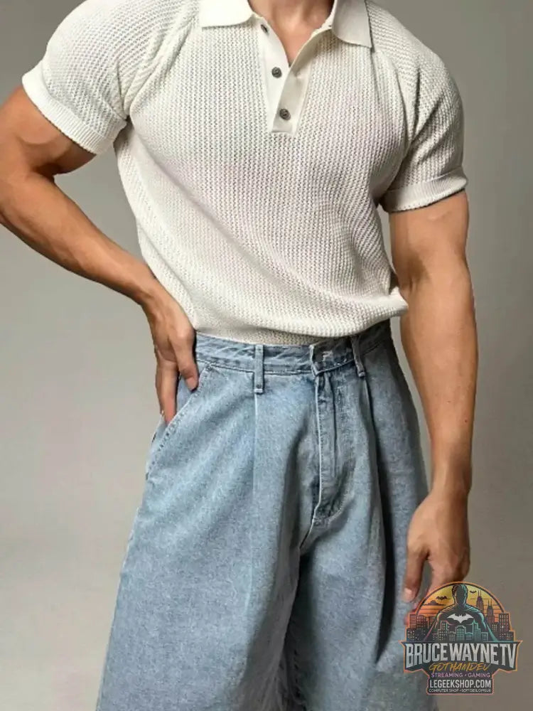 Polo texturé homme grande taille en beige porté avec un pantalon en jean décontracté