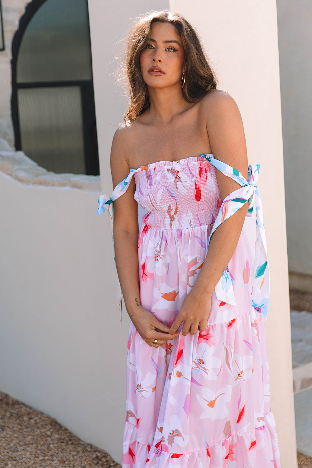 Robe longue smockée rose à imprimé floral et épaules nouées