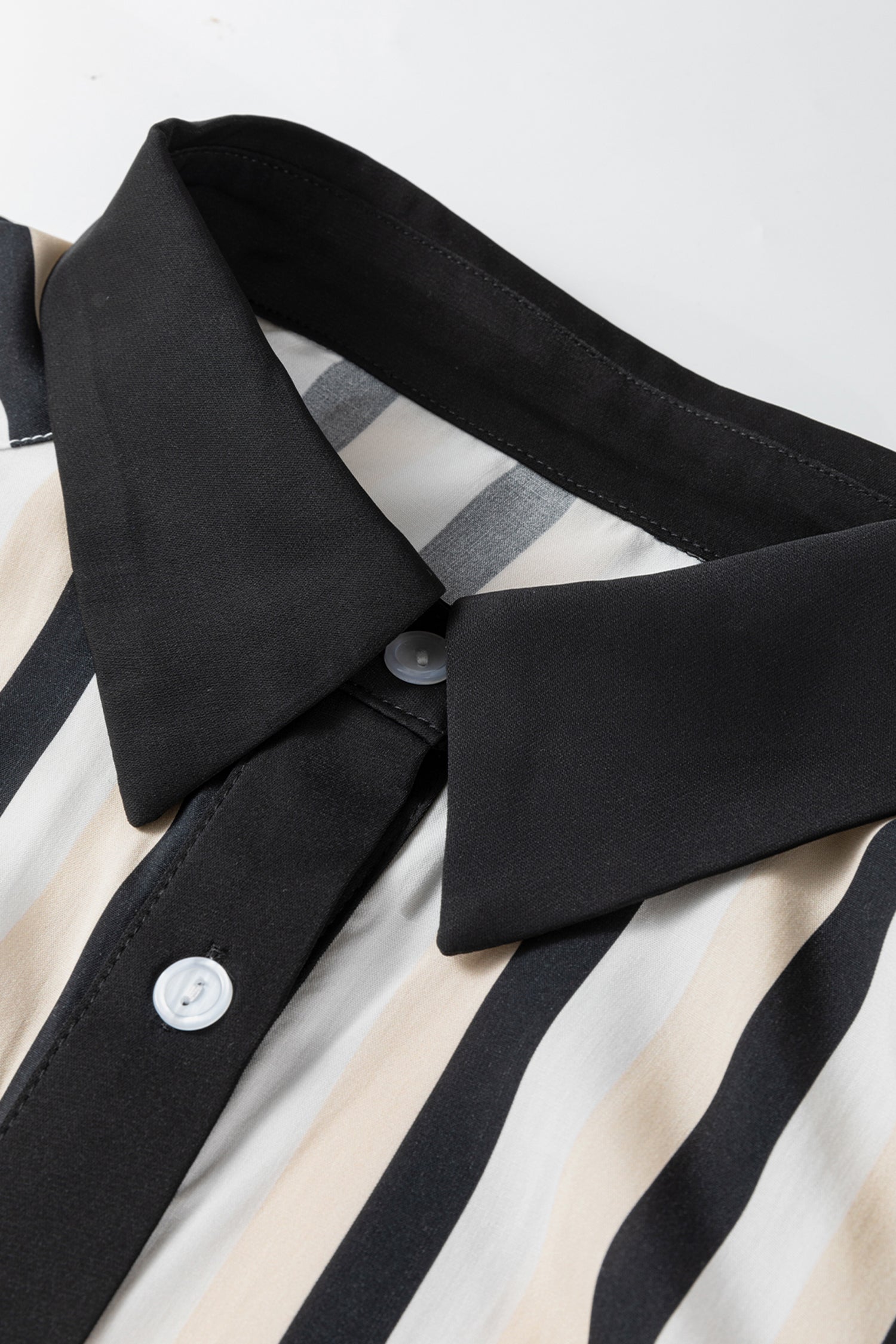 Robe mi-longue boutonnée noire à rayures et manches 3/4 bouffantes