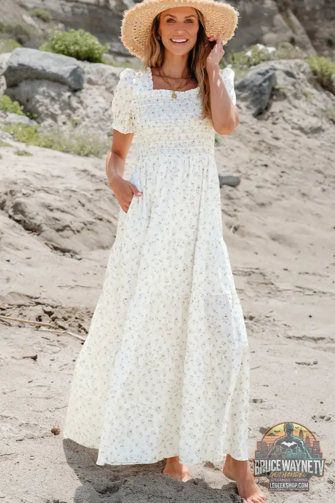 Robe longue blanche à volants et corsage froncé à plusieurs niveaux et fleurs - White / S / 100% Polyester