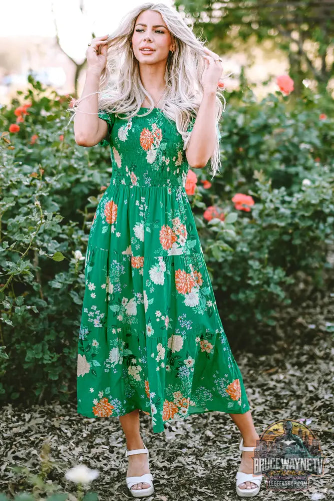 Robe midi smockée à plusieurs niveaux et imprimé floral vert - Dresses/Floral Dresses