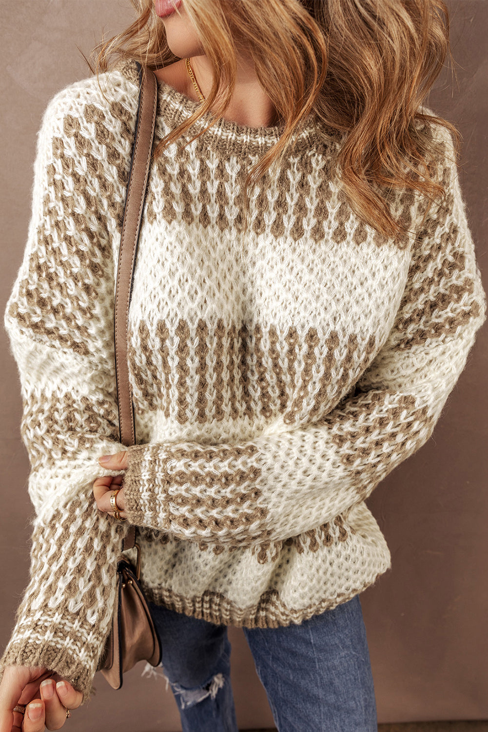 Pull femme rayé, épaules tombantes, col rond, ample — marron
