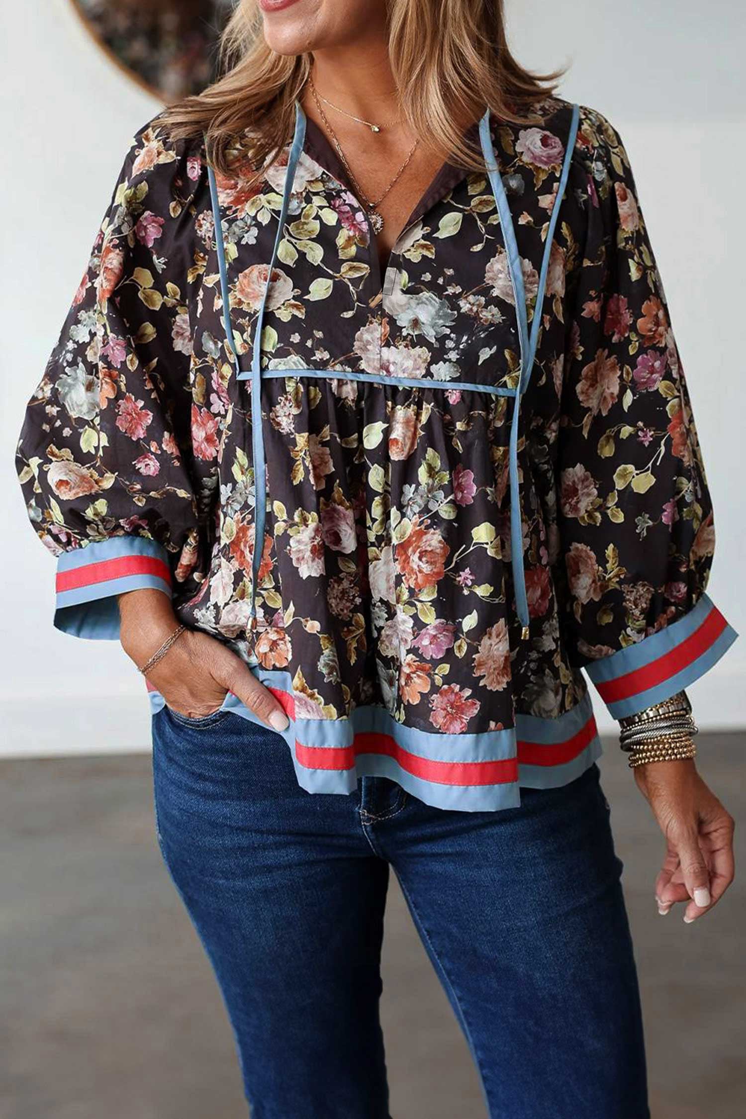 Blouse femme floral, manches bracelet, col V, bordure contrastée — noir