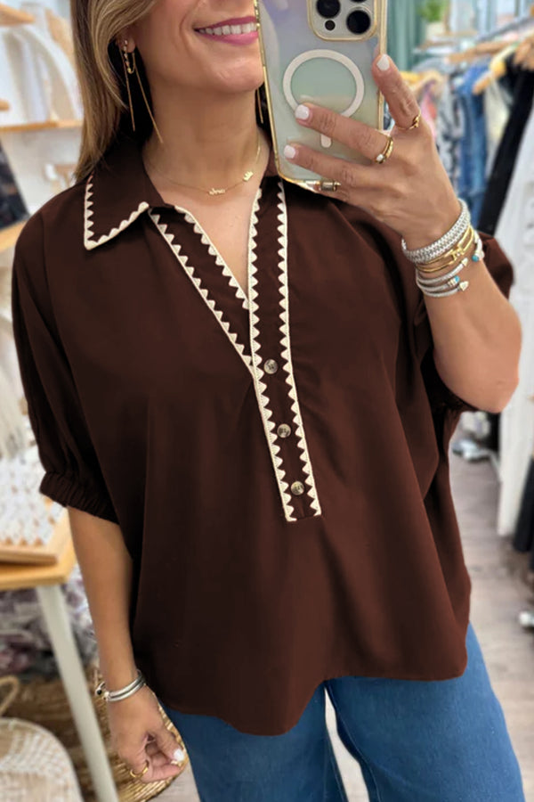 Blouse femme boutonnée, manches courtes, col V, bordure contrastée — café