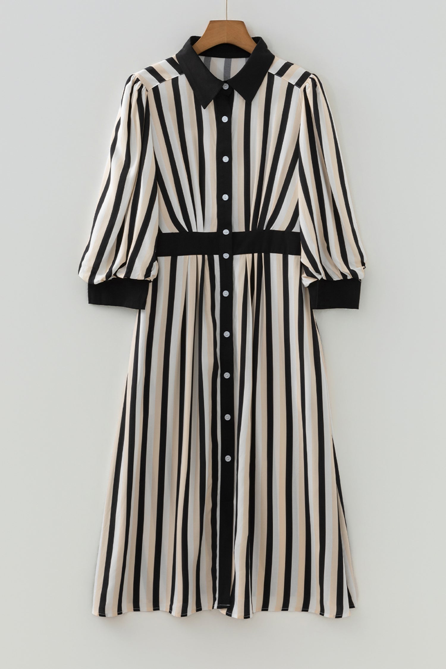 Robe mi-longue boutonnée noire à rayures et manches 3/4 bouffantes