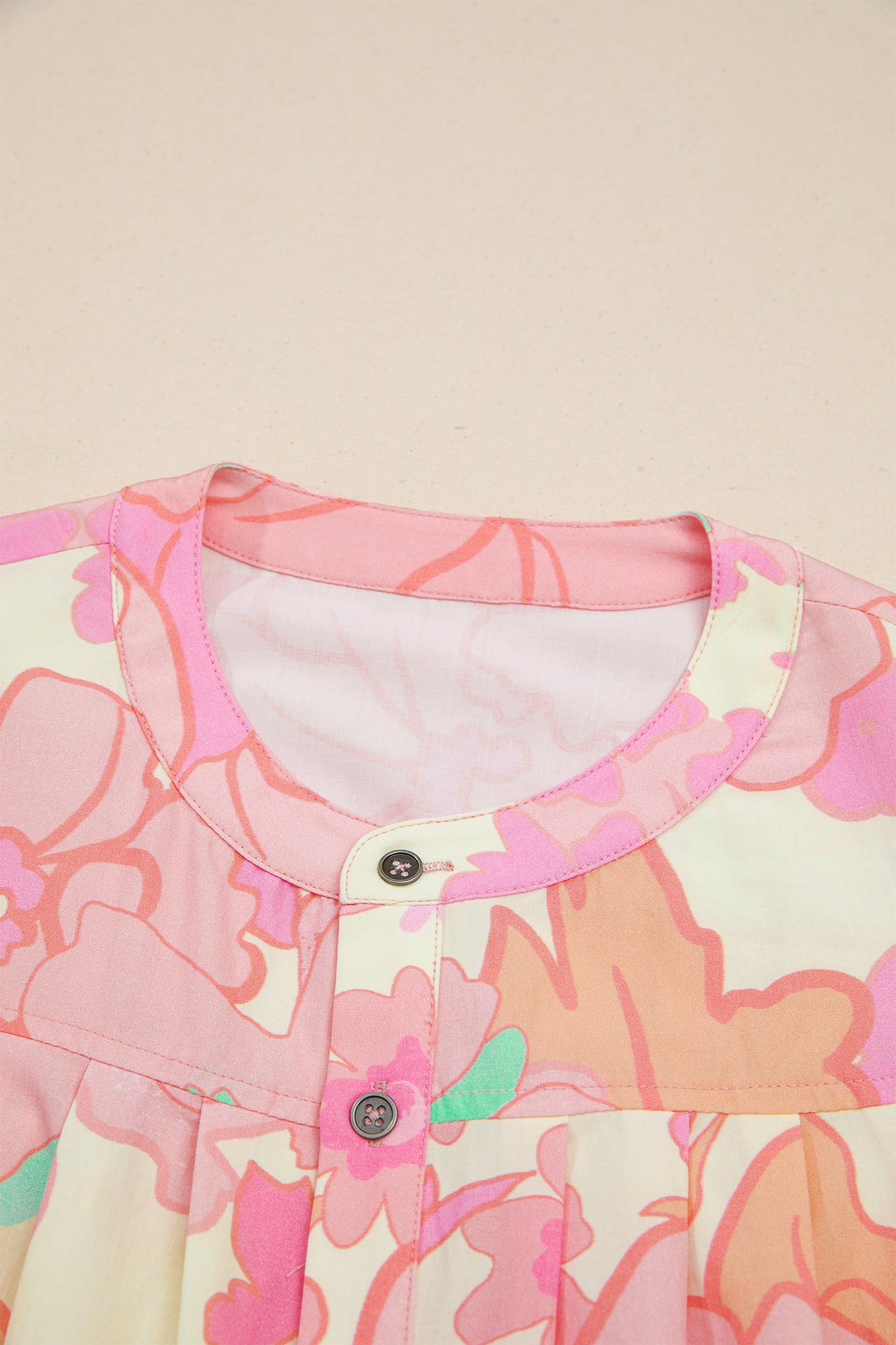 Chemise imprimé floral, manches courtes, boutonnée, pinces — rose