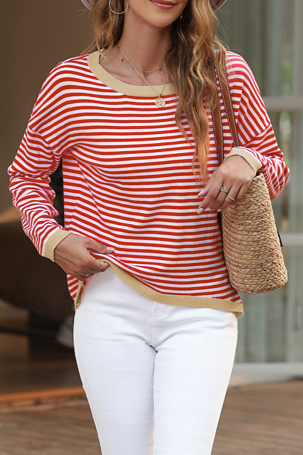 Pull femme rayé, épaules tombantes, bordure contrastée — rouge feu