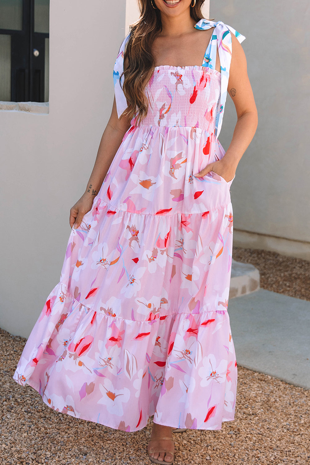 Robe longue smockée rose à imprimé floral et épaules nouées
