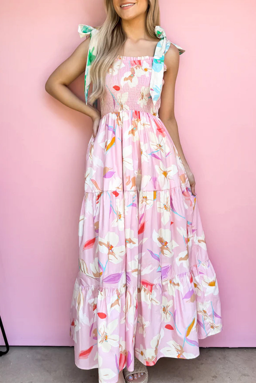 Robe longue smockée rose à imprimé floral et épaules nouées