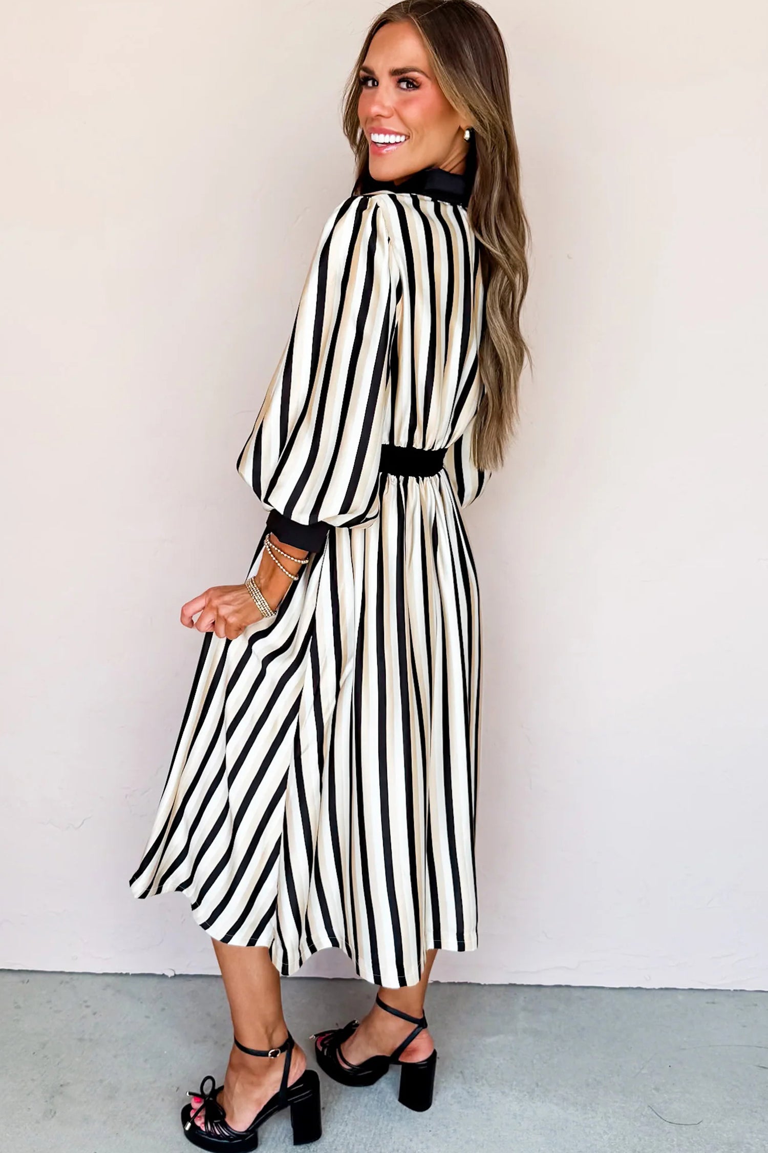 Robe mi-longue boutonnée noire à rayures et manches 3/4 bouffantes